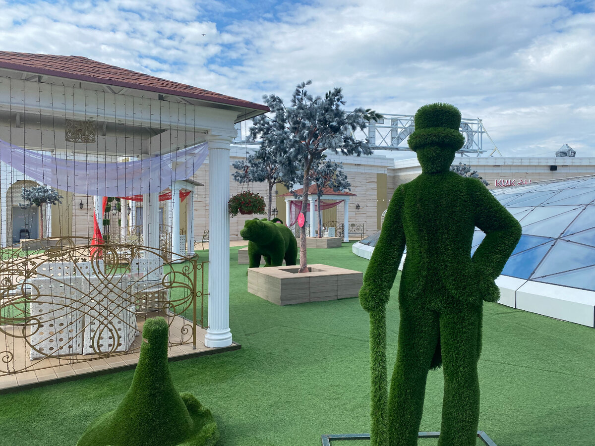 Беседки, фонарики, деревья и зелень в кадках – на крыше создали уютное место для прогулок