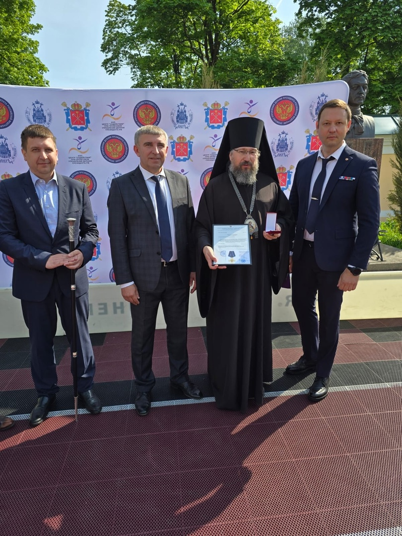 Вадим Тарношинский, первый справа 