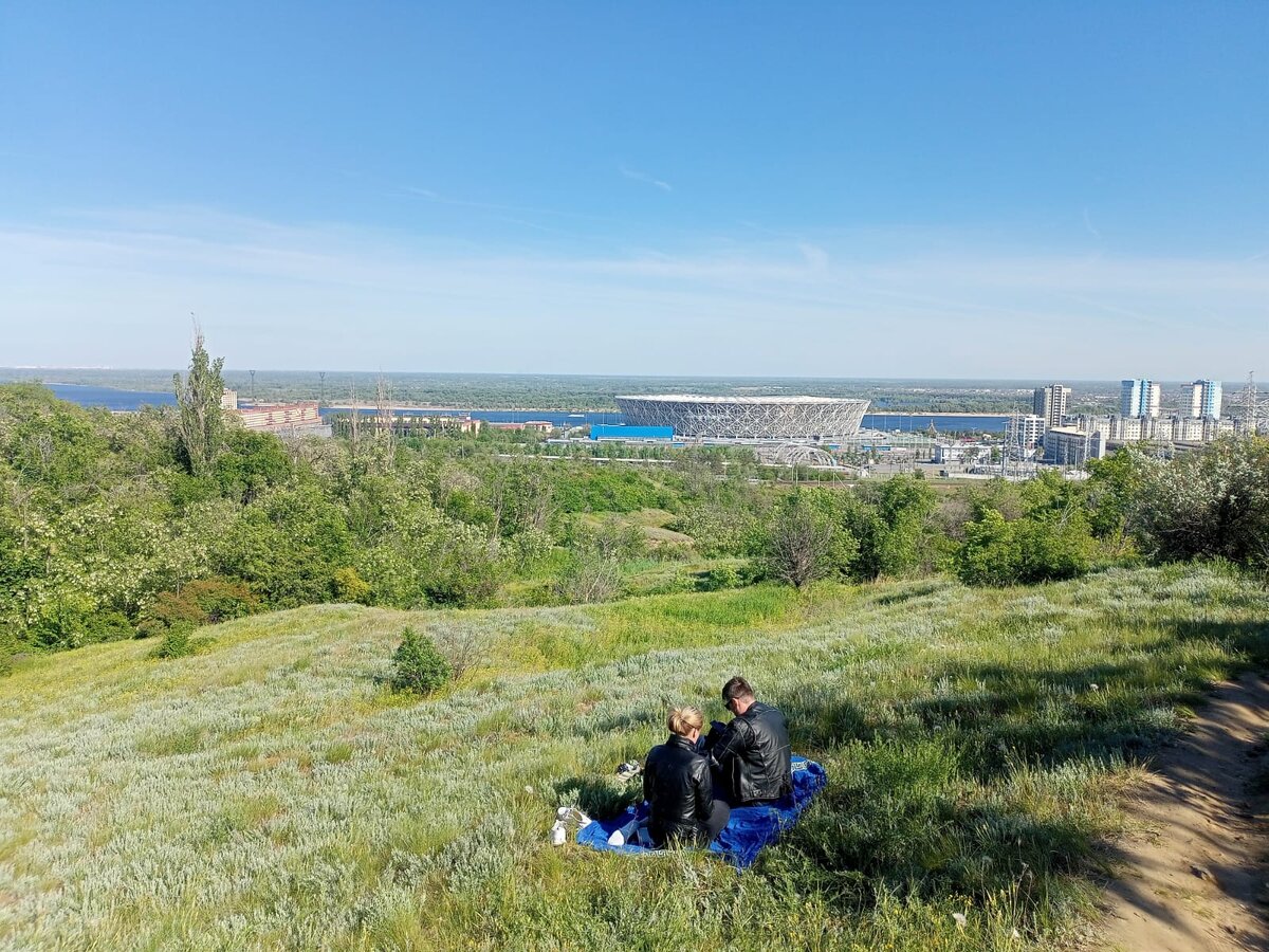 Вид на "Волгоград Арену" с южного склона Мамаева кургана. 