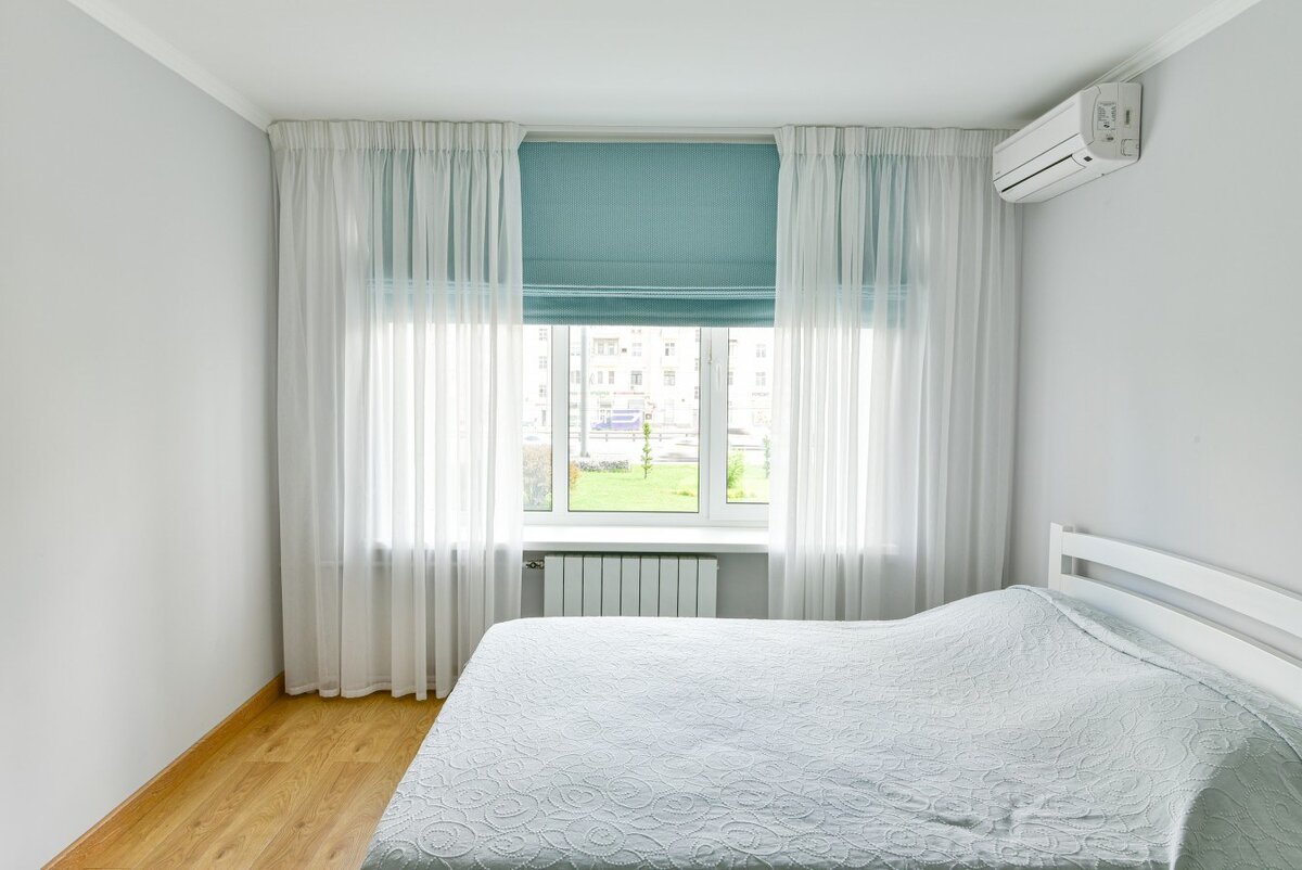 Римские шторы не нуждаются в дополнениях, но иногда комбинация из нескольких видов декора для окон может быть более выигрышной. 