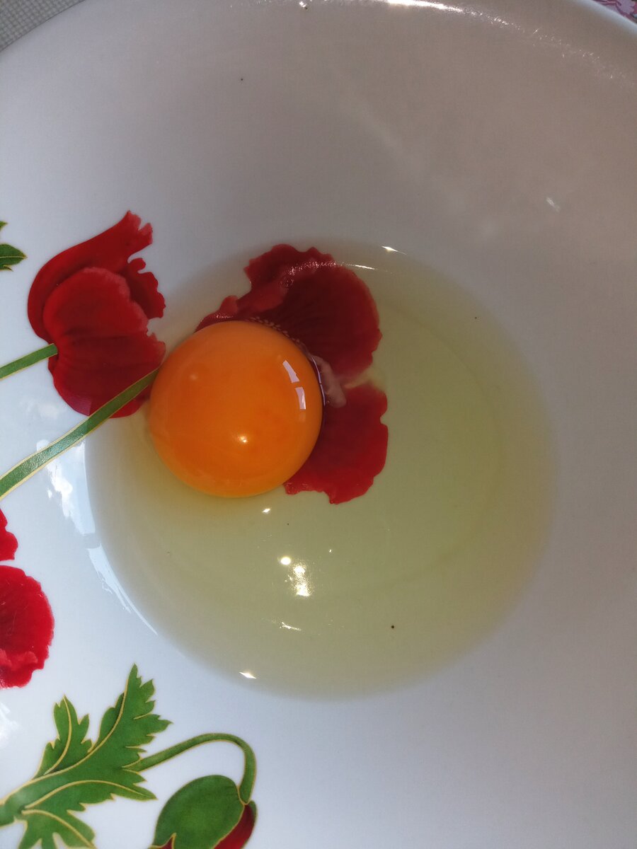 Сырная лепёшка. Яйцо в чаше. Фото автора 