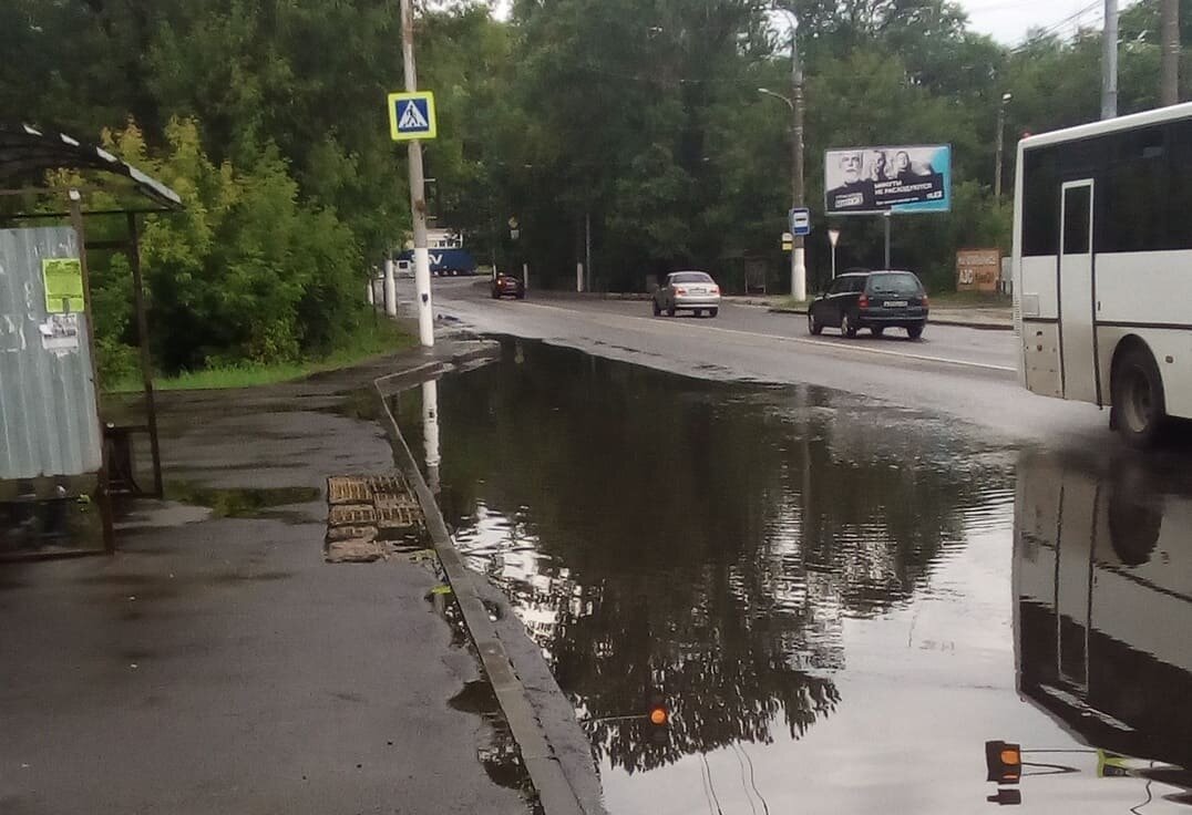 В Брянске появилась остановка общественного транспорта посреди лужи-озера |  Брянский Ворчун | Дзен