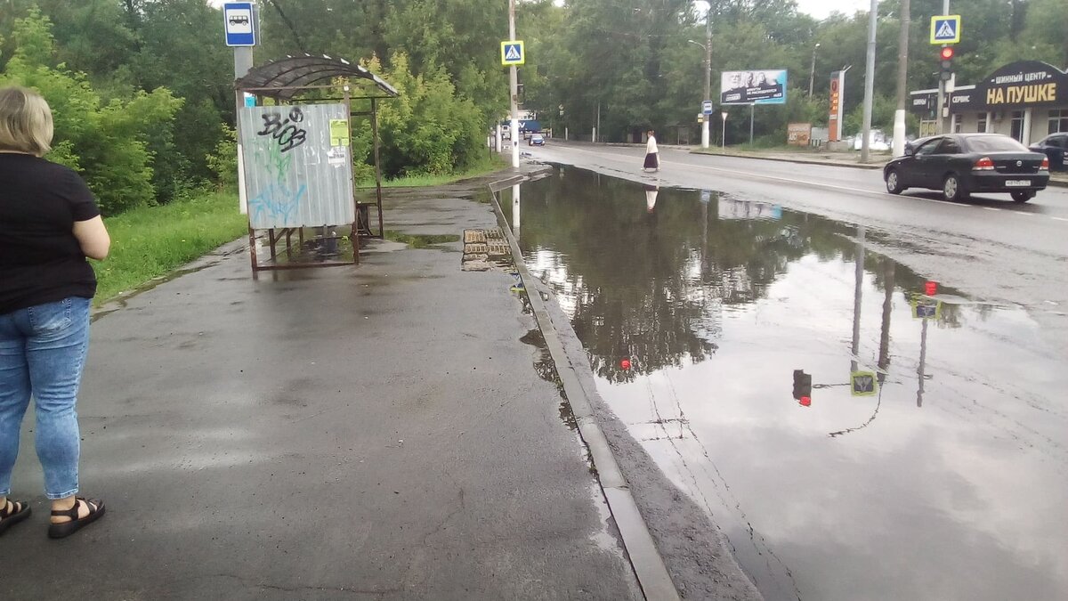 В Брянске появилась остановка общественного транспорта посреди лужи-озера |  Брянский Ворчун | Дзен