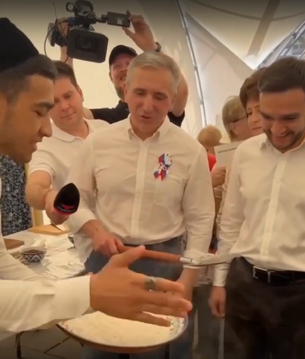 Смотри, губернатор, сейчас научу, как надо. Фото: скрин видео.