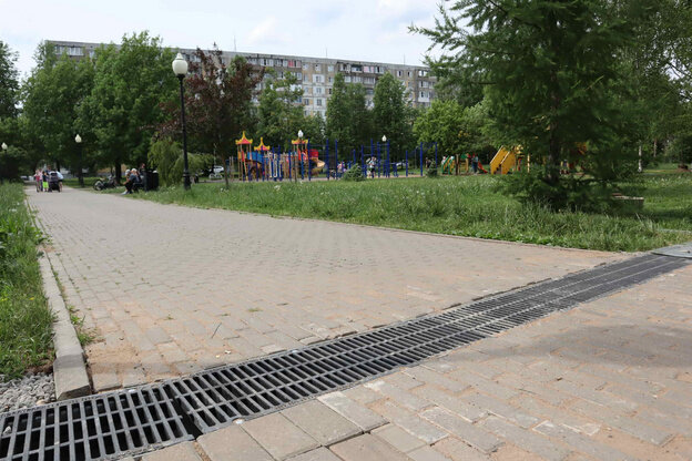    В Кочуровском парке отремонтировали решётку ливневой канализации