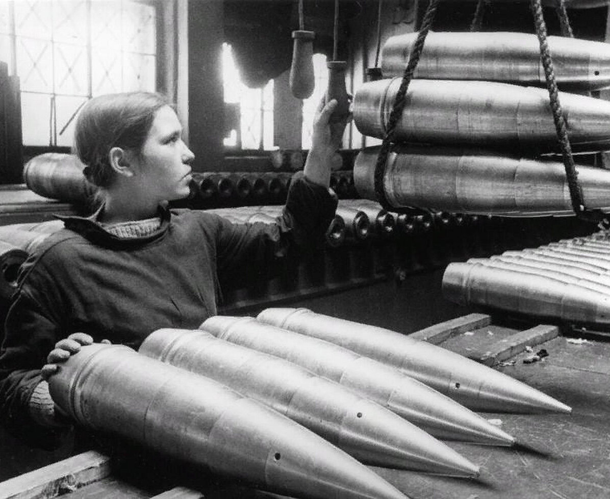 Комсомолка Валя Никандрова на производстве снарядов