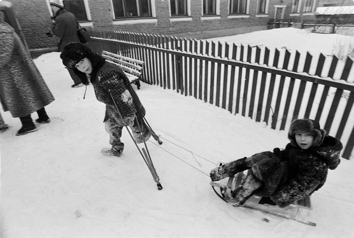 Из серии «Воскресенье в детском доме». 1989