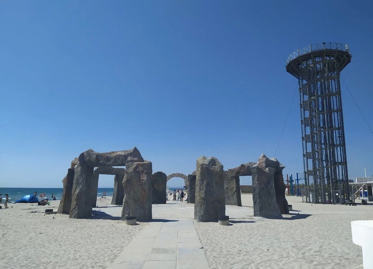 Среди арт-объектов пляжа в Поповке есть маленькая копия Стоунхенджа. Источник фото: Яндекс Карты. Автор: Любаня Эльвира-Макошь-Солнечная
