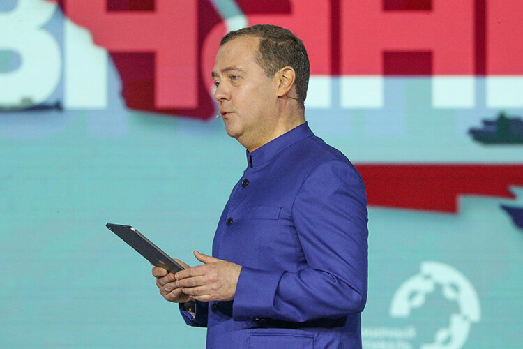    Дмитрий Медведев призвал передать «врагам западного мира» «все возможные виды вооружений»: кроме ядерного («Пока»)!.   
Фото: Kremlin Pool / Global Look Press / www.globallookpress.com