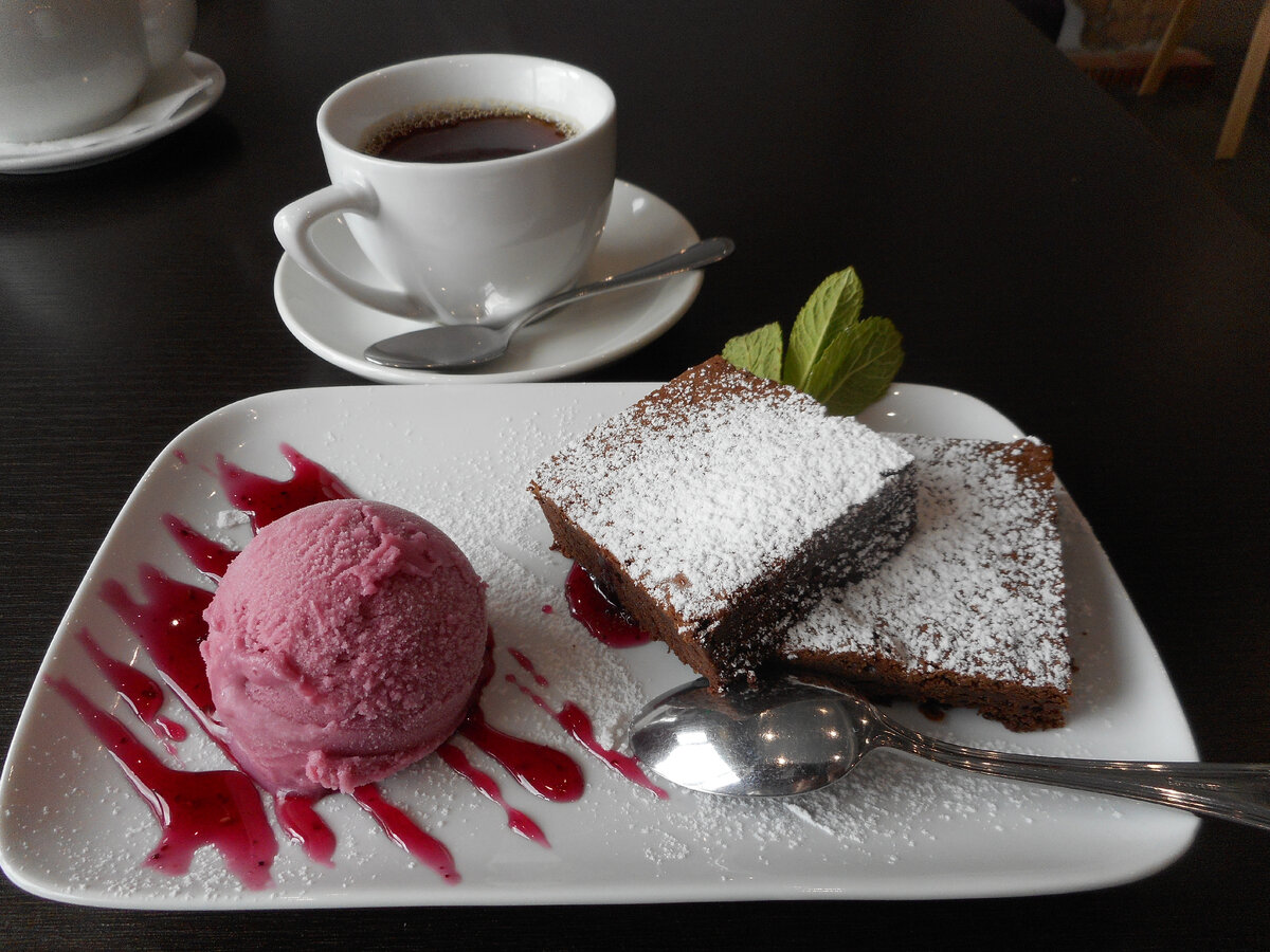 Фото автора, здесь не латте - здесь американо, но ежевичное и брауни настоящие:)