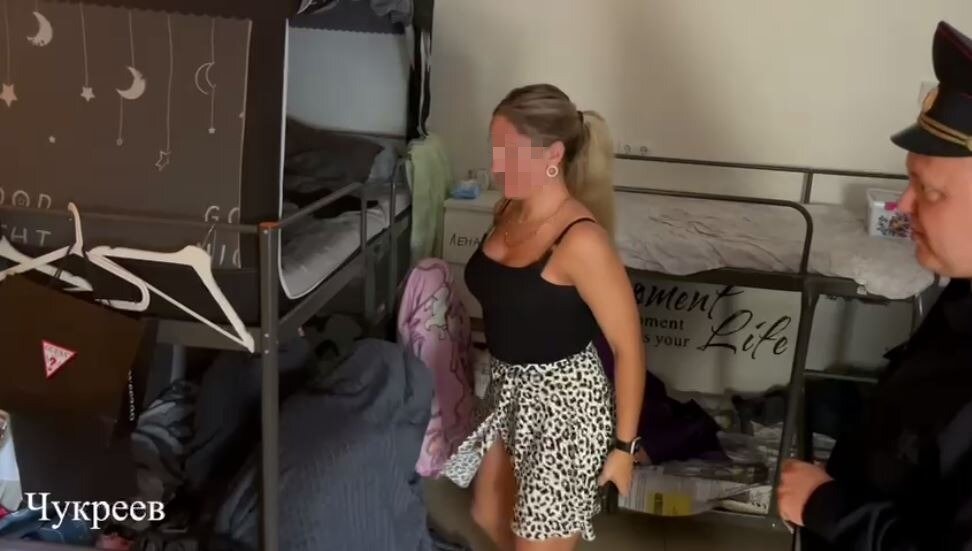 Девушки были не рады визиту полиции. Фото: телеграм-канал Дмитрия Чукреева 