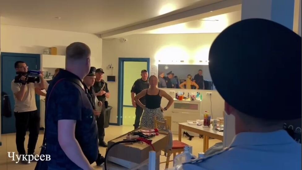 Секс-работницы трудились под вывеской массажного салона. Фото: телеграм-канал Дмитрия Чукреева