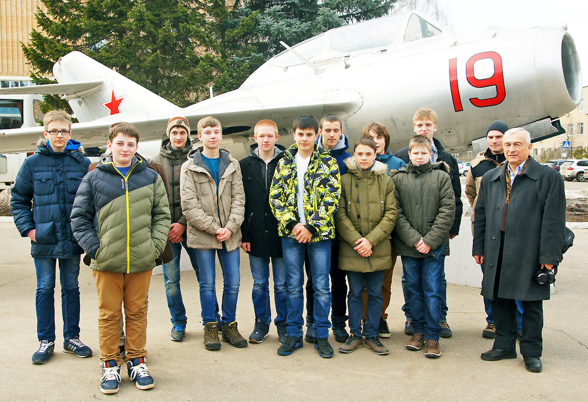 "Юные друзья авиации" со своим наставником В Звездном городке.
