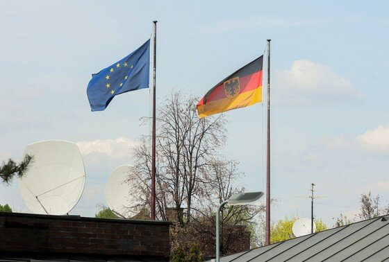    Флаг у здания посольства Германии на Мосфильмовской улице