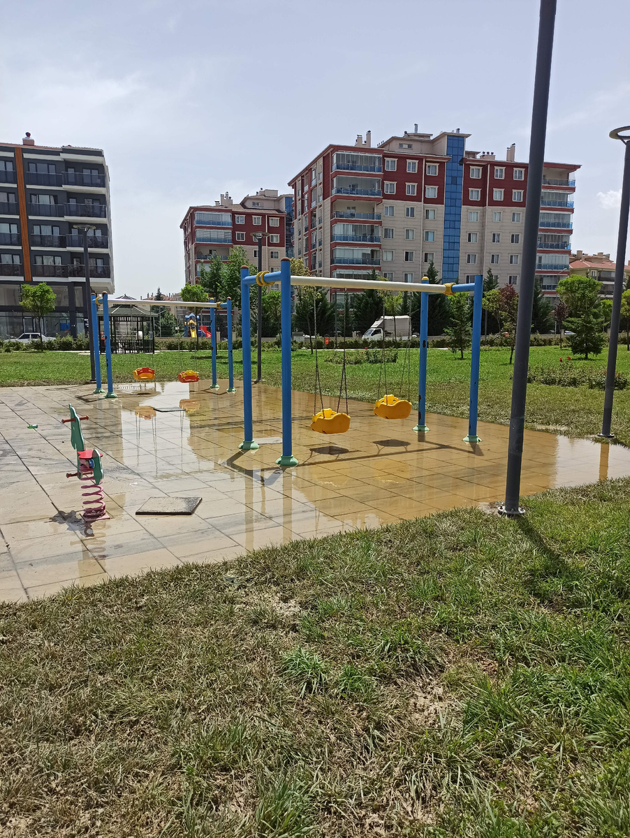 А вода на детской площадке теплая притеплая