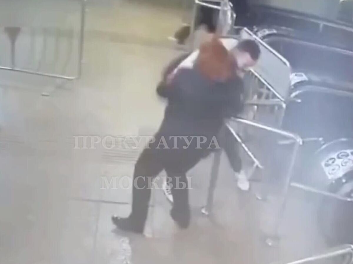    Кадр видео, на котором видно, как мужчина нападает на контролера Московского метрополитена© ПРОКУРАТУРА МОСКВЫ/Telegram