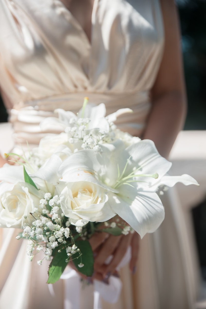 Девушка с букетом