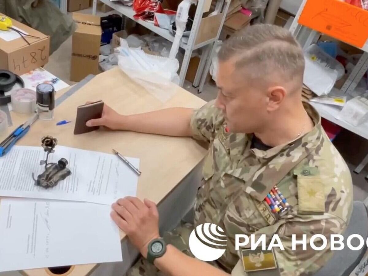    Военно-политический эксперт Ян Гагин отправил почтой на имя Виктории Нуланд стальную розу из осколка от западного снаряда, которым были убиты мирные жители Донецка© РИА Новости