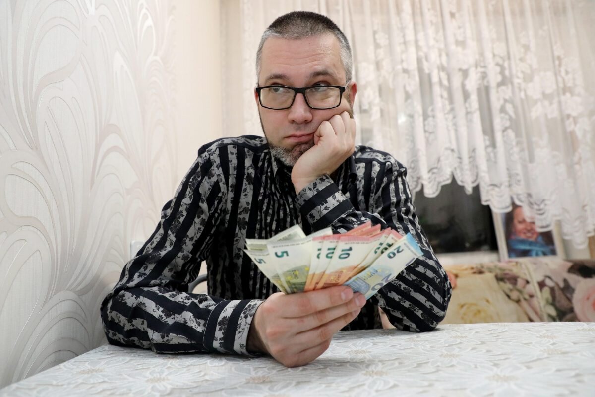    Эксперты не рекомендуют хранить деньги в долларах и евро