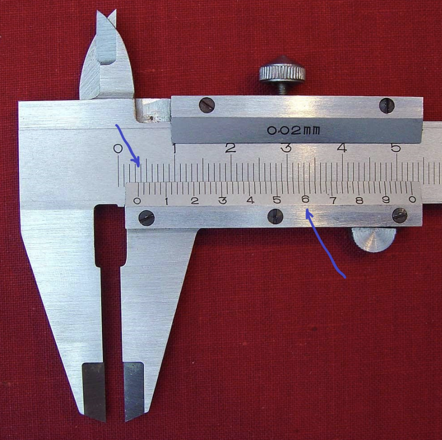 Сколько показывает этот штангенциркуль? Всё, что мы можем сказать по положению отметки (ноль нижней шкалы) – это что измеряемая величина примерно между 3 и 4 мм. На глаз определить сложно.