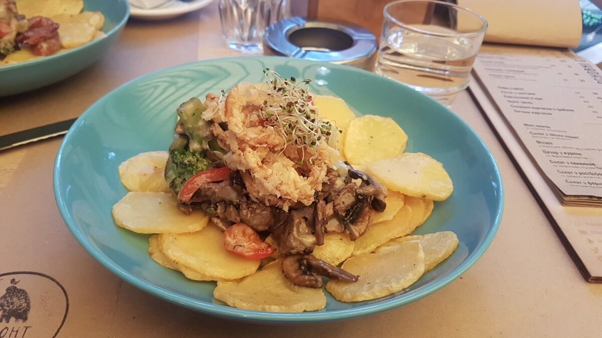 Летний ужин в Тернополе. Тёплый салат из картофеля, куриной печени, шампиньонов и брокколи. Что было в панировке сверху не помню. Однозначно что-то вкусное. Фото автора 