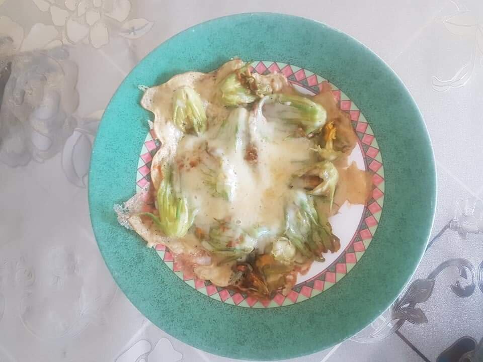 Летний итальянский завтрак. Омлет с цветками цукини и моцареллой. Фото автора 