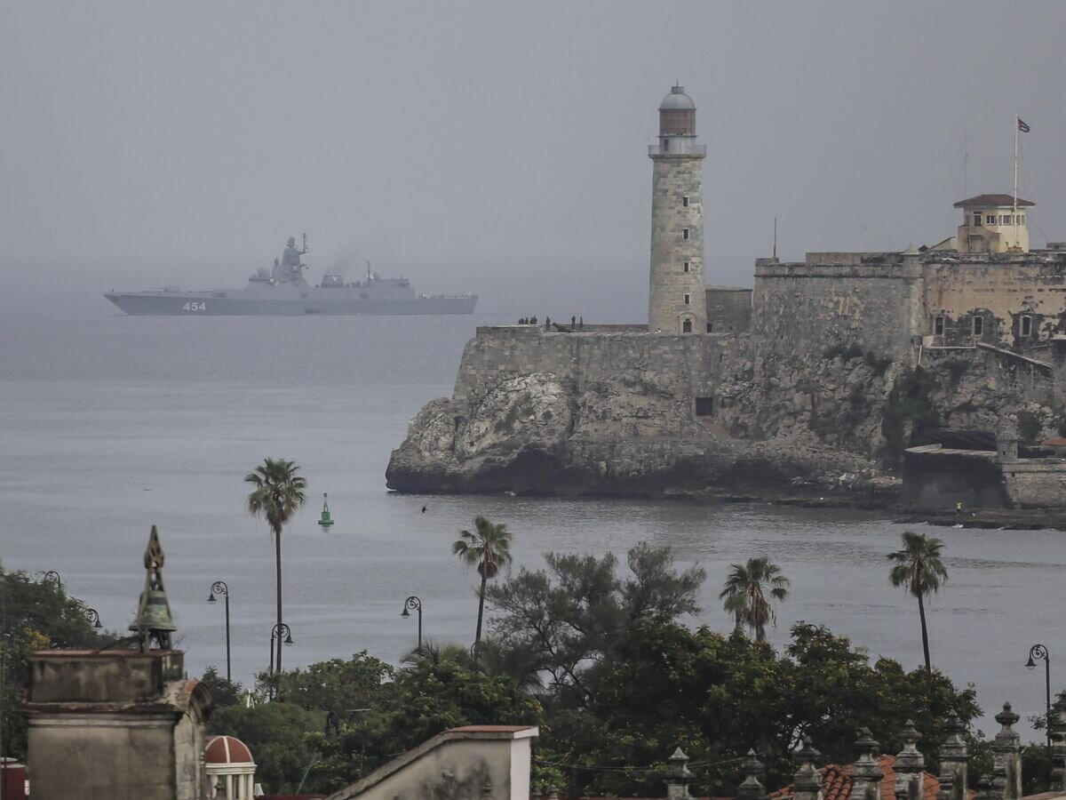    Фрегат "Адмирал флота Советского Союза Горшков" заходит в порт Гаваны, Куба© AP Photo / Arial Ley