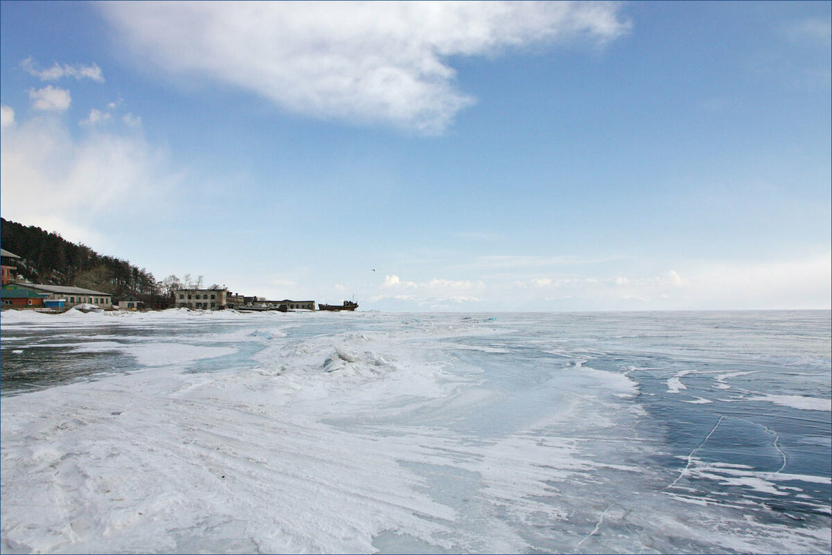 Зимой и весной сквозь толщу льда в 1,5 метра можно увидеть дно озера. Фото: geolog8 / Яндекс Карты 