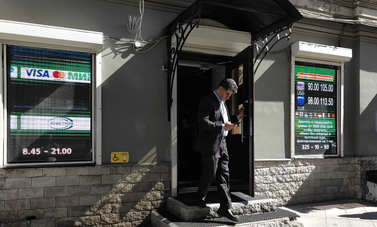 Обменные пункты в Питере подняли свои курсы продажи валют, но ажиотажа пока не нет.