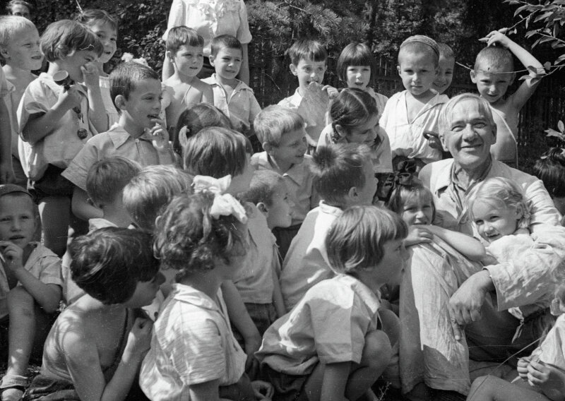 Детский писатель Корней Чуковский (2 ряд справа) с детьми во время праздника «Здравствуй, лето!», 1962 год © Михаил Озерский, РИА Новости