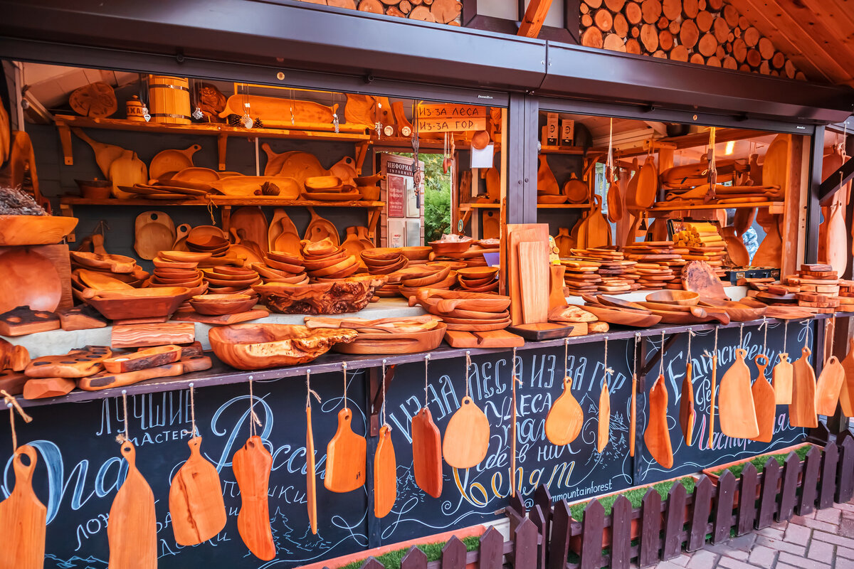 Приобретайте изделия из дерева только у официальных производителей. Покупка таких сувениров у нелегальных продавцов поощряет незаконную вырубку реликтовых лесов. Фото: Lizavetta / Shutterstock