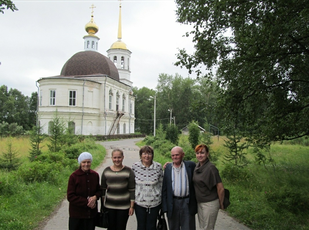 На фоне Свято-Троицкого собора с тётушкой (сестрой отца) и двоюродной сестрой