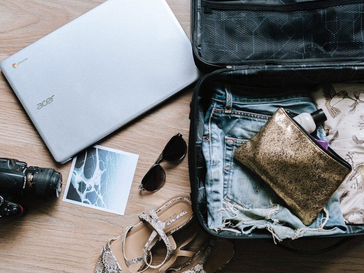 Если в вашем багаже есть хрупкие вещи (например, фотоаппарат), положите их в центр чемодана и обложите свитерами и футболками. Источник: Unsplash