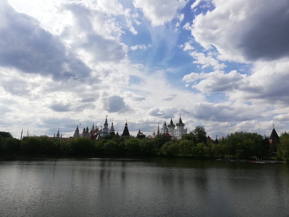 Вид со стороны  острова на Измайловский Кремль, который историческую ценность не представляет 