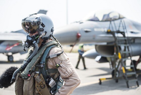    Истребитель F-16