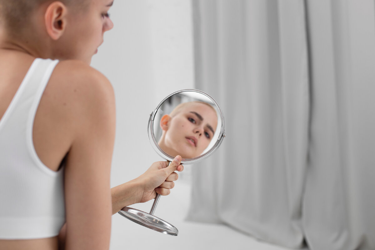 Источник фото: https://www.freepik.com/free-photo/young-woman-with-eating-disorder-checking-herself-mirror_20282252.htm