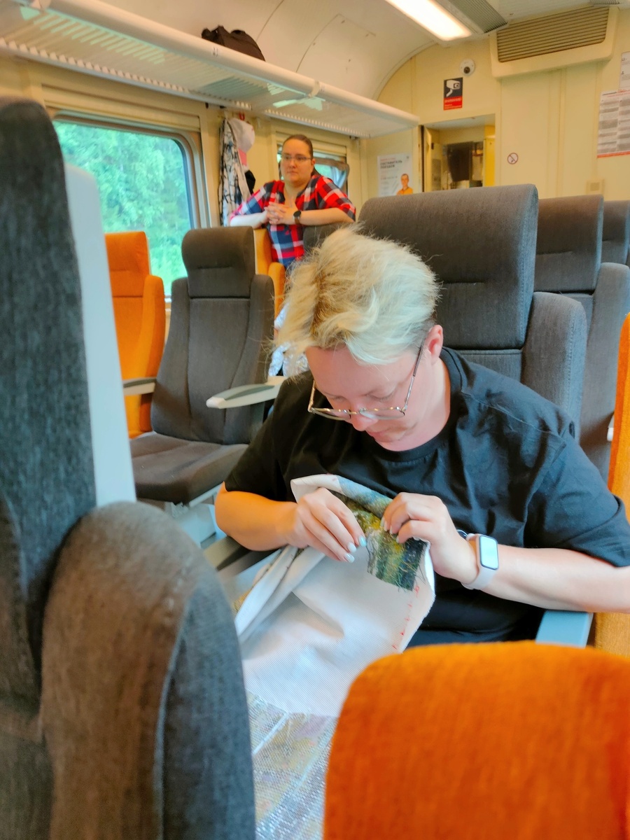 А это - причина редкого выхода публикаций))) автор канала вышивает везде, где можно сесть