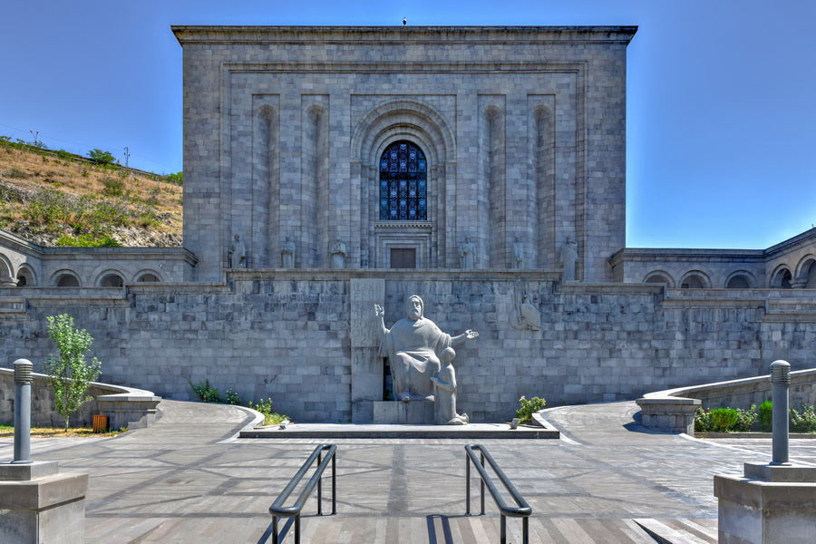 Источник фотографии: https://www.orexca.com/rus/armenia/yerevan/matenadaran.htm