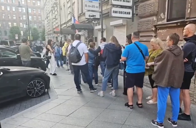 Сразу после сообщений о прекращении торгов долларами и евро на Мосбирже на улицах Санкт-Петербурга возле обменников выстроились очереди – передает канал «78».