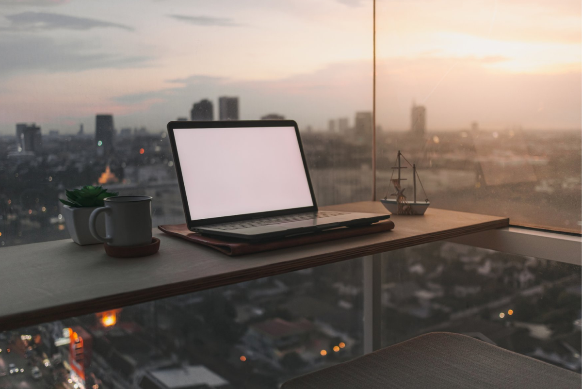 Обилие естественного света — приятный бонус организации кабинета на балконе.