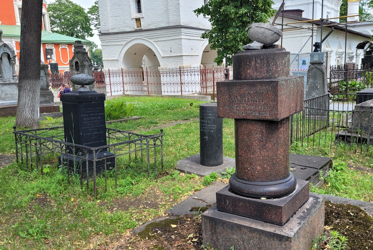 Справа налево памятники: М.А. Карцева, П.С. Ефимович, М. и С.М. Левенталь