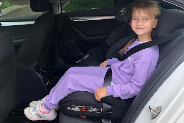 Крепление с помощью Isofix или с помощью штатного ремня безопасности автомобиля