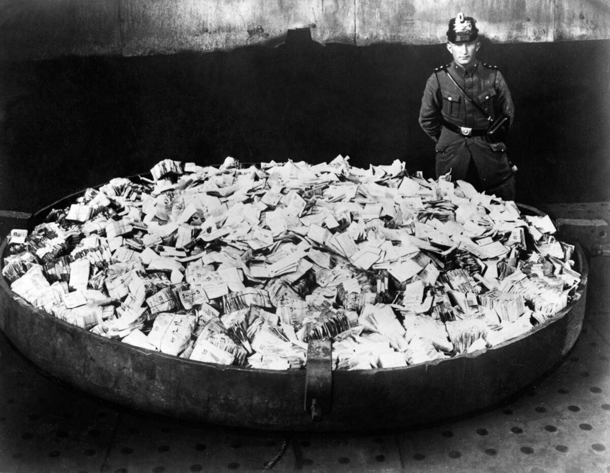 Гиперинфляция в Веймарской республике. Ничего не стоящие банкноты собирают для сожжения. В 1923 году, в самый разгар немецкой гиперинфляции, обменный курс доллара к марке составлял один триллион марок за один доллар, и на тачку, набитую деньгами, нельзя было купить даже газету. Фото из открытых источников