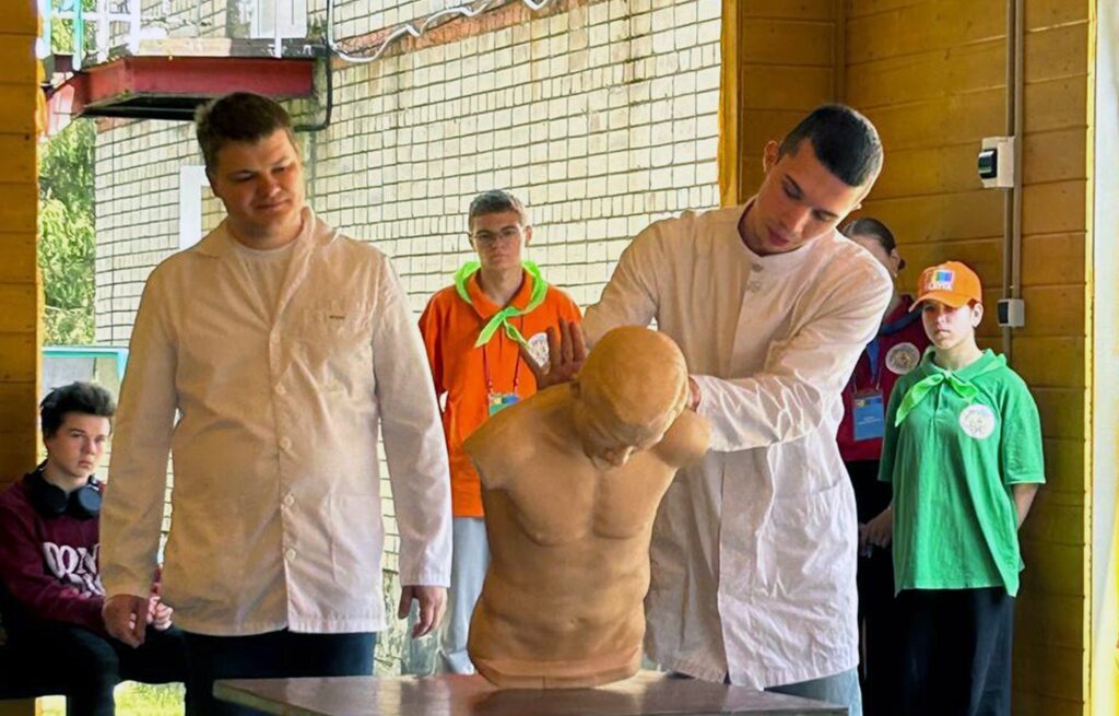 В лагерях Тверской области студенты-медики обучают ребят правилам оказания первой медпомощи