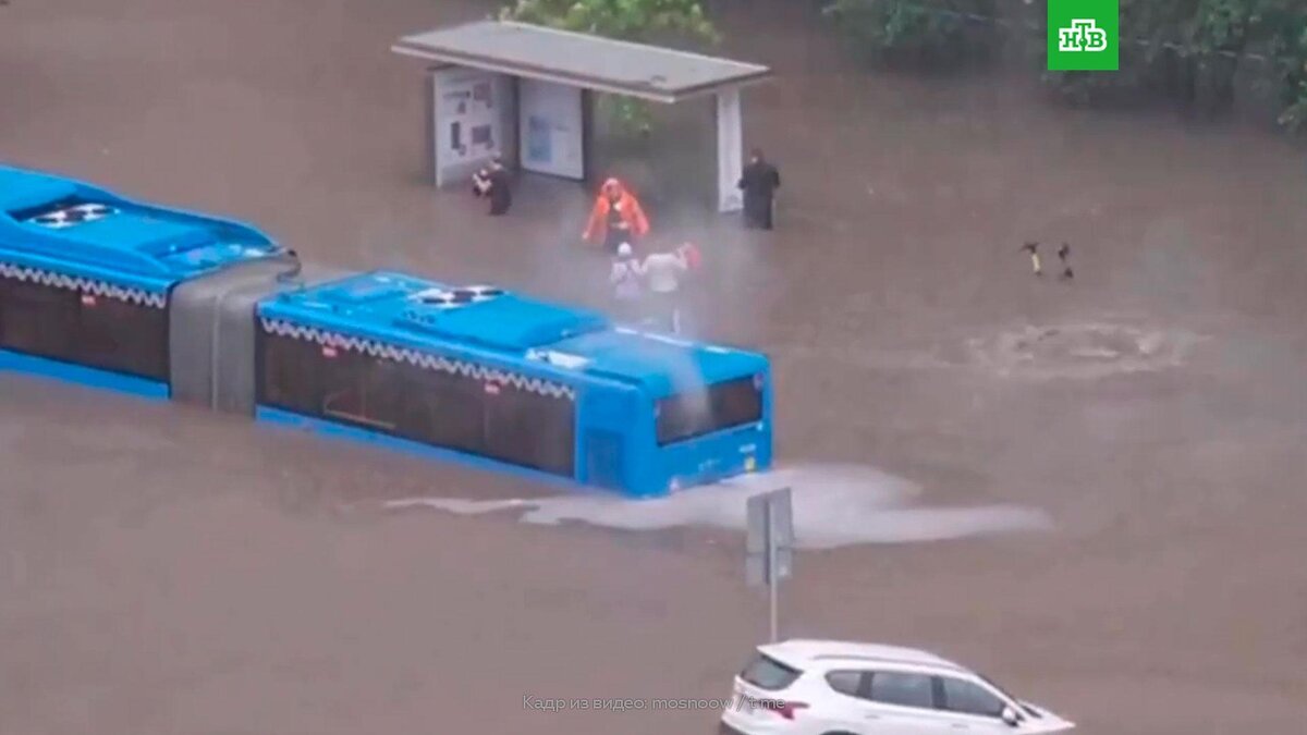 Мегаливень в Москве: улицы уходят под воду вместе с машинами | НТВ: лучшее  | Дзен