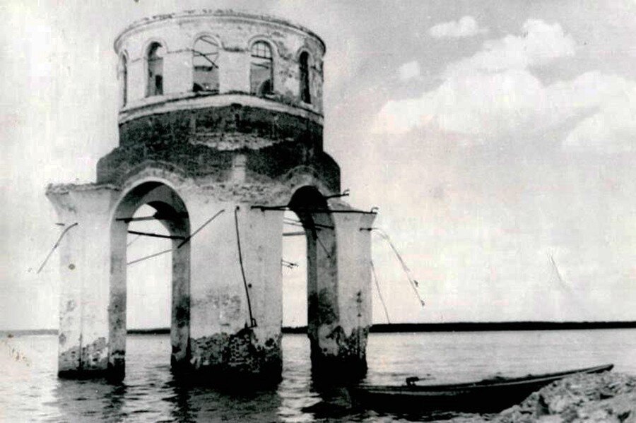 Затопленная церковь Преображения Господня в селе Любец (Череповецкий район Вологодской области). Фото: Мурашев Михаил Фёдорович.  1956 г. Череповецкое музейное объединение