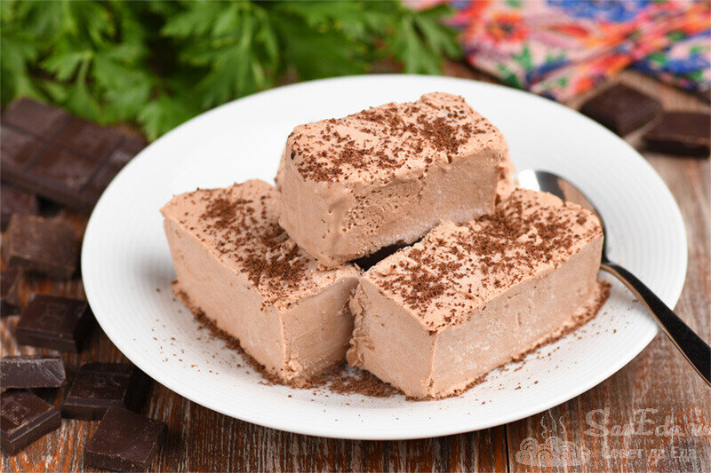 Оно во много раз вкуснее шоколадного мороженого, купленного в магазине. Для него потребуются всего 4 продукта и не больше 15 минут времени на приготовление (плюс время на охлаждение).