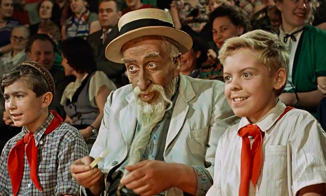 В детстве (да и сейчас тоже) мне настолько нравился фильм "Старик Хоттабыч" (1957), что я старался никогда не пропускать эту сказку, когда ее показывали по телевизору.