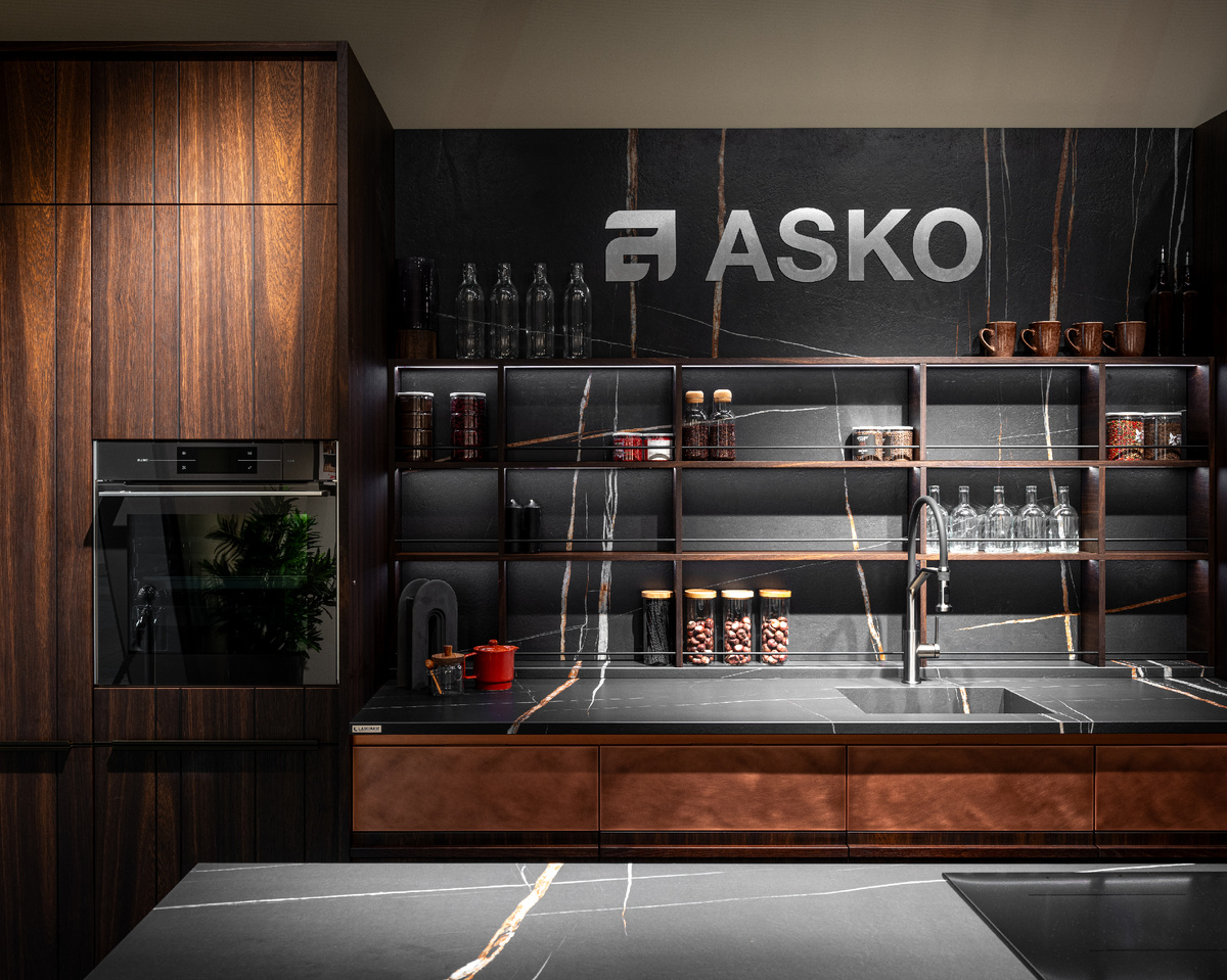 Все цветные металлы, в том числе и медь, подвержены естественному процессу окисления. Чтобы замедлить этот процесс, на фабрике Giulia Novars все элементы из этого металла покрывают дополнительным защитным слоем.