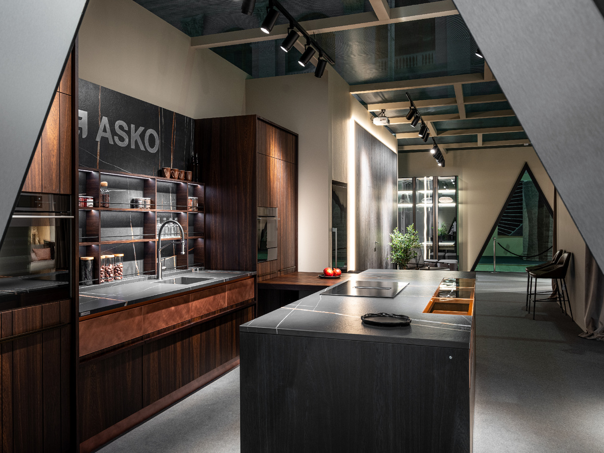 Все цветные металлы, в том числе и медь, подвержены естественному процессу окисления. Чтобы замедлить этот процесс, на фабрике Giulia Novars все элементы из этого металла покрывают дополнительным защитным слоем.